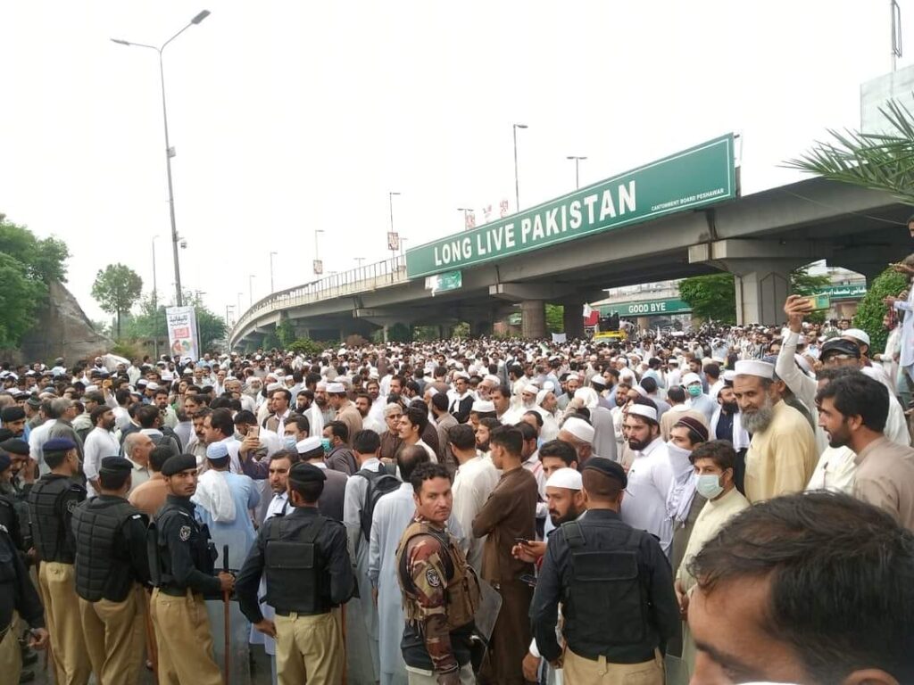 احتجاج کرتے خیبرپختونخوا کے سرکاری ملازمین
 خیبرپختونخ